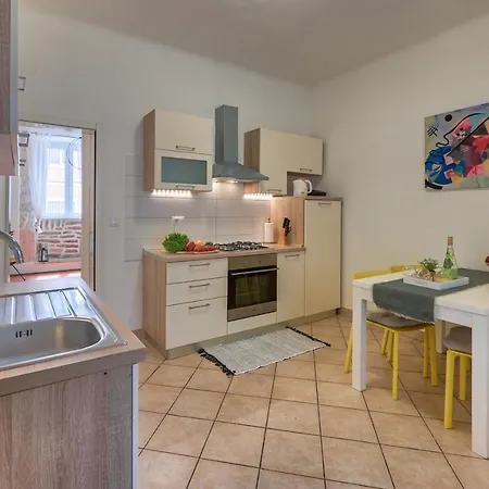 Arena Apartment- Free Parking 아파트 풀라